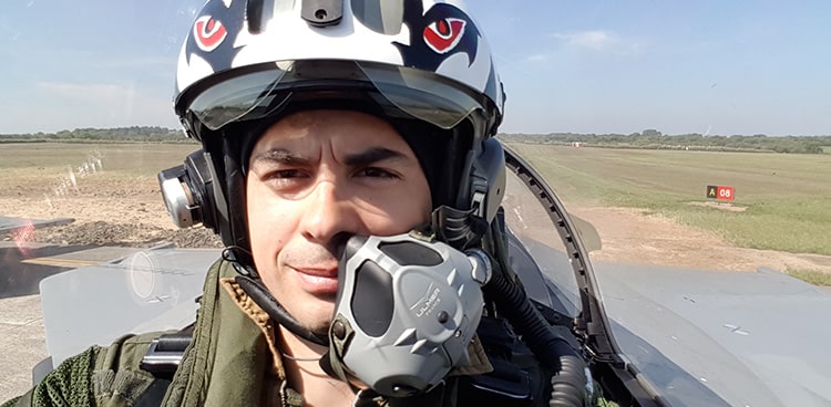 Até Chuet dans un cockpit de Rafale. Auteur du livre "Au-delà du cockpit"